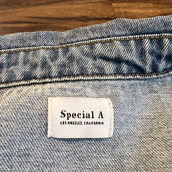 Revolve Oversized Distressed Cropped Denim Jacket NEVER WORN - Picture 3 of 9